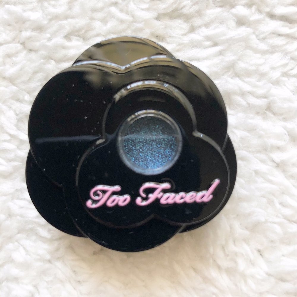 ๐บ Midnight Blue Shimmery Eyeshadow - Picture 2 of 5